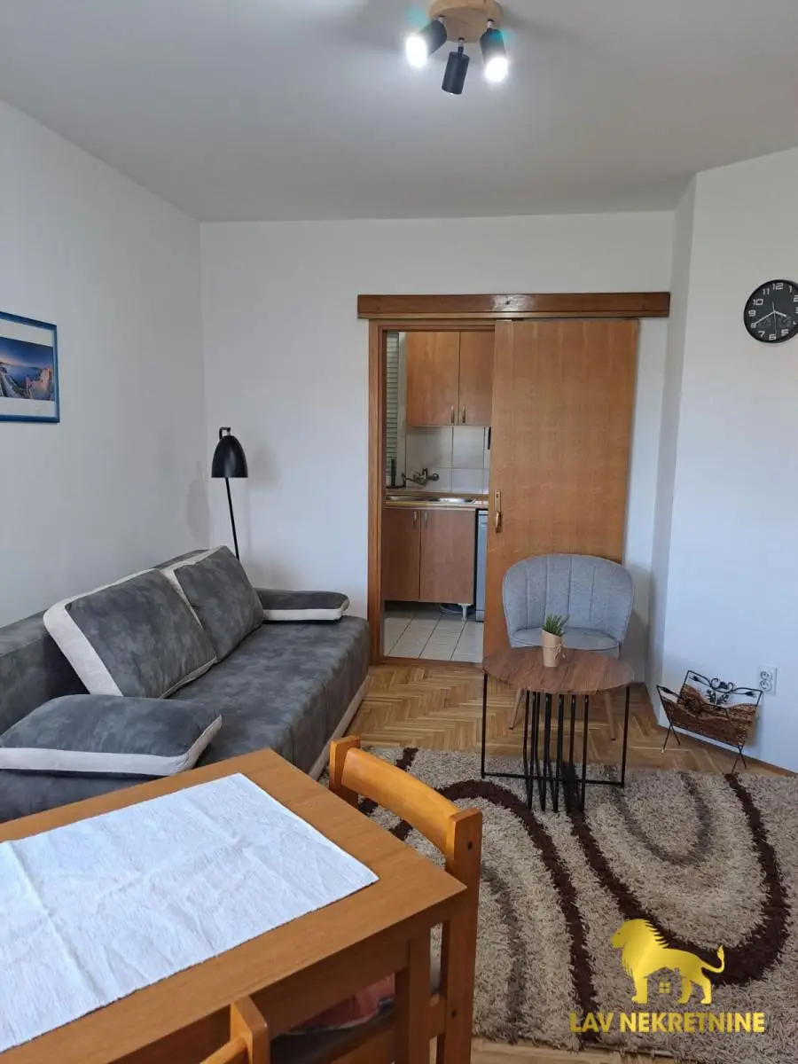 Stan - Novi Sad Železnička stanica - 9107220