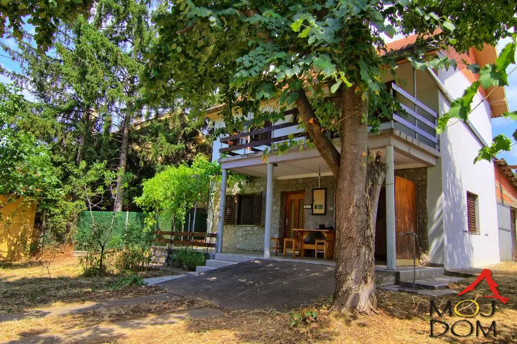 Large plot with weekend cottage for sale near Vrdnik – great investment opportunity!

Moj Dom Real Estate Agency (Novi Sad, reg. number 174) offers an extremely attractive plot of 1,761 m² with a registered three-bedroom weekend cottage and two spacious