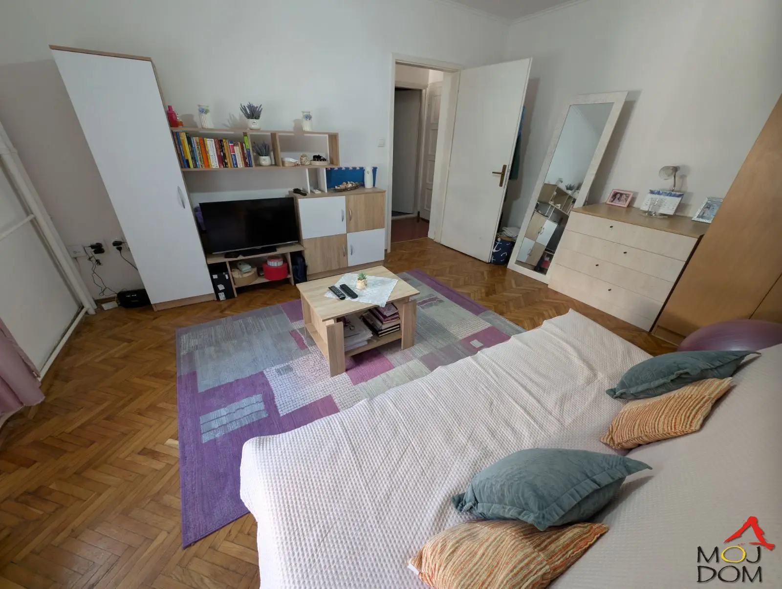 For sale is a move-in-ready, nicely arranged studio apartment of 29 m², located in an exceptional location near the Railway Station. It is situated on the first floor of a tidy building and is ideal both for living and as an investment for renting.

The apa