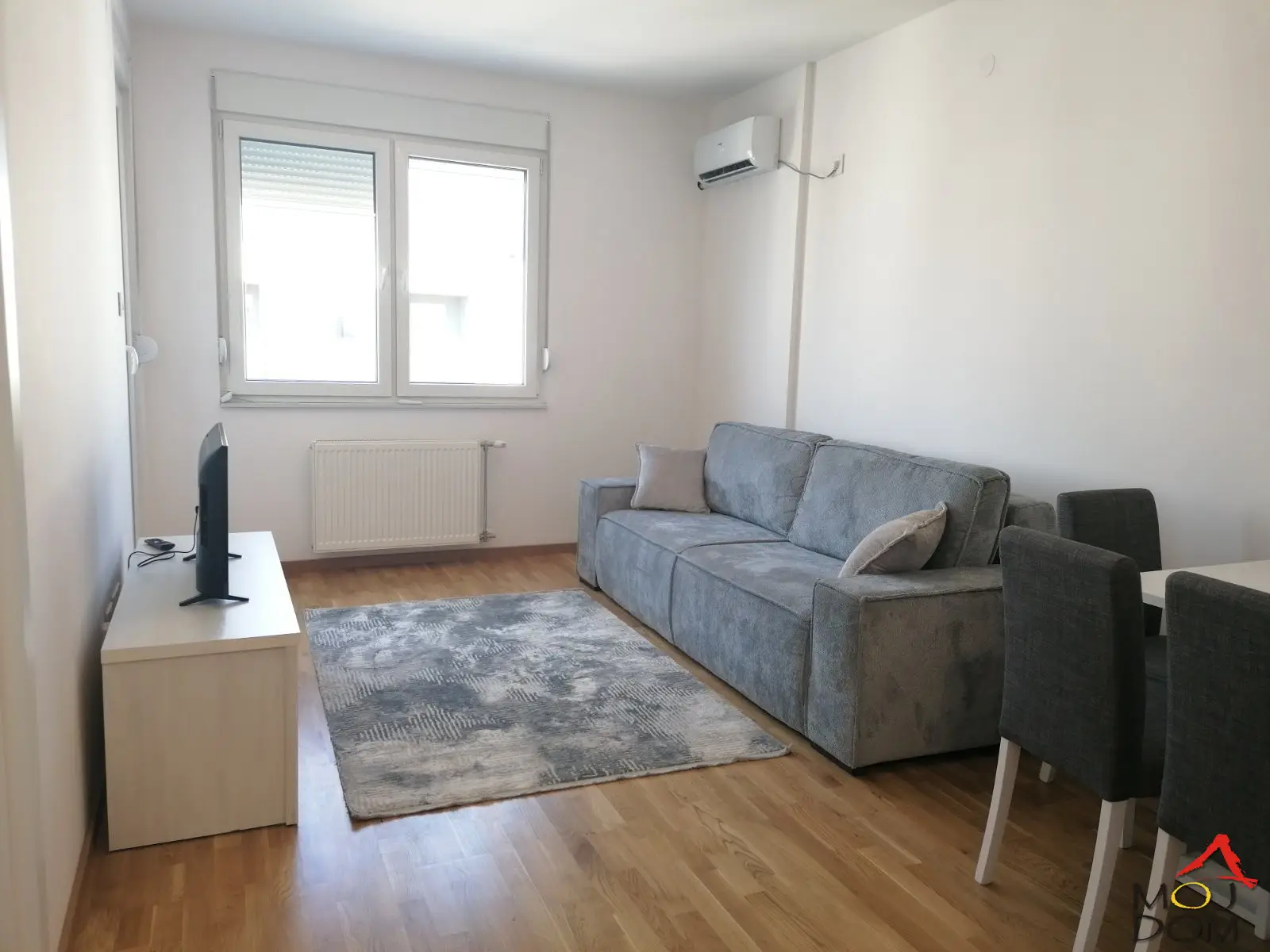 We are renting a fully equipped and immediately available new apartment in the Square Garden complex.

The apartment is furnished with new furniture, a custom kitchen with a dishwasher, and has central heating with calorimeters, so you pay only for what you use