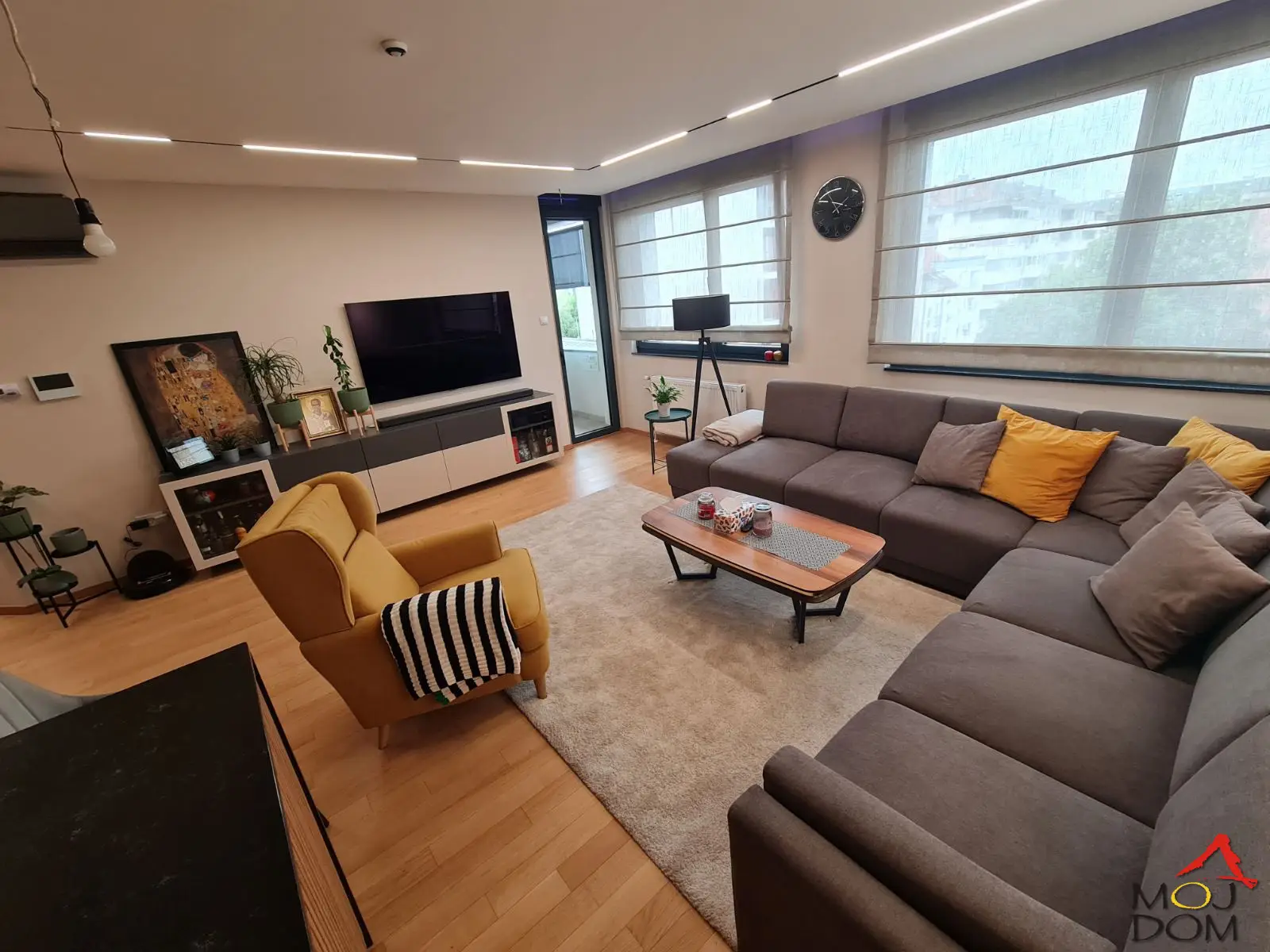 Luxury three-room apartment for sale – Novi Sad, Cara Dušana street | Peace, quality, SMART system
Available is a phenomenal three-room apartment, situated in the quiet part of Cara Dušana street, in one of the most sought-after city areas of Novi Sad. This courtyard-orient