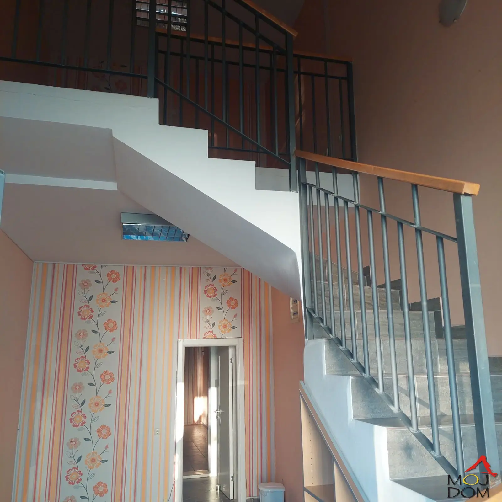 Multipurpose commercial space for rent, 54 m² at an attractive location – Nova Detelinara, Novi Sad.

The space is in a busy, well-positioned part of the city, with high pedestrian and vehicle traffic, making it ideal for various businesses