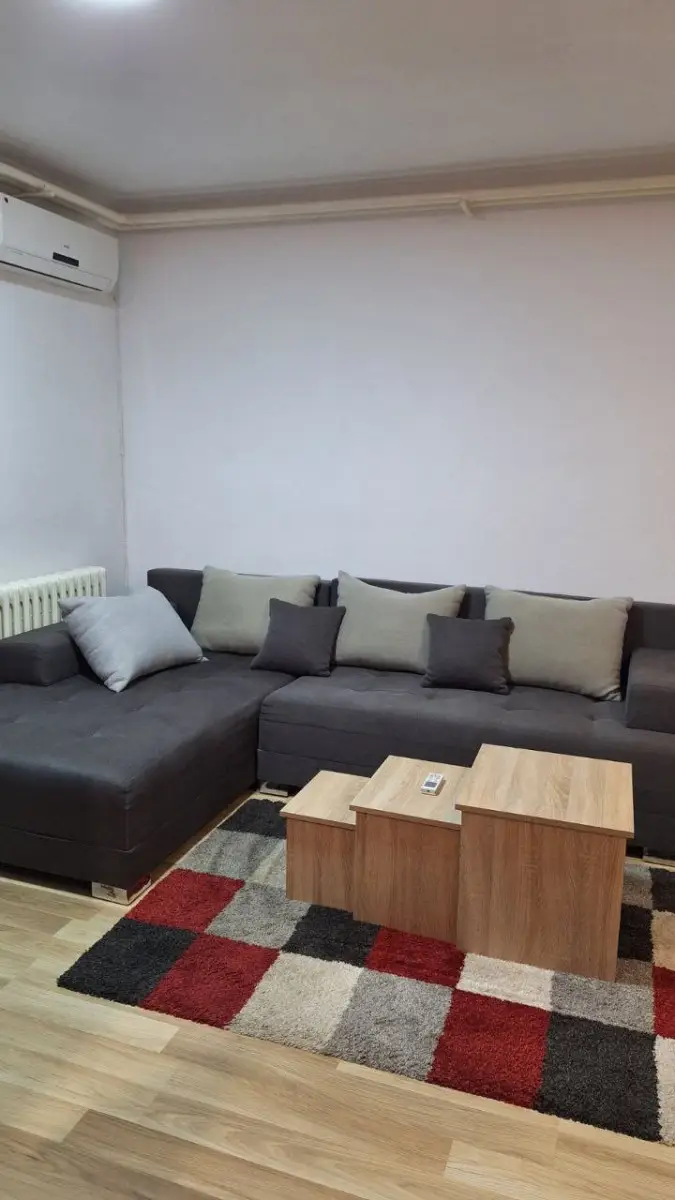 A fully furnished, renovated studio apartment in Satelit is for sale. Year built: 1995. The apartment overlooks a meadow and has centr