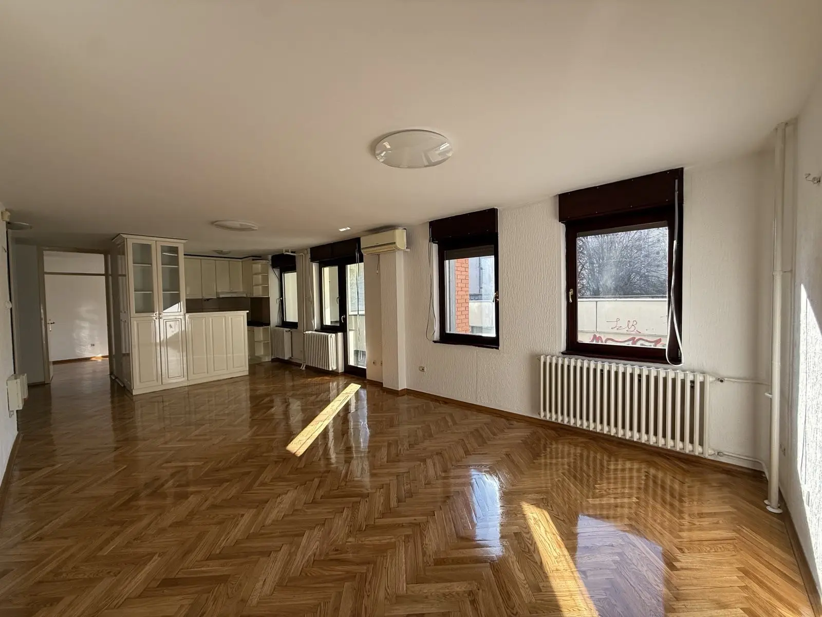 NOVI SAD. SAJAM. TWO-ROOM APARTMENT. REDUCED PRICE. Partially furnished, courtyard oriented two-room apartment, across from the Fair