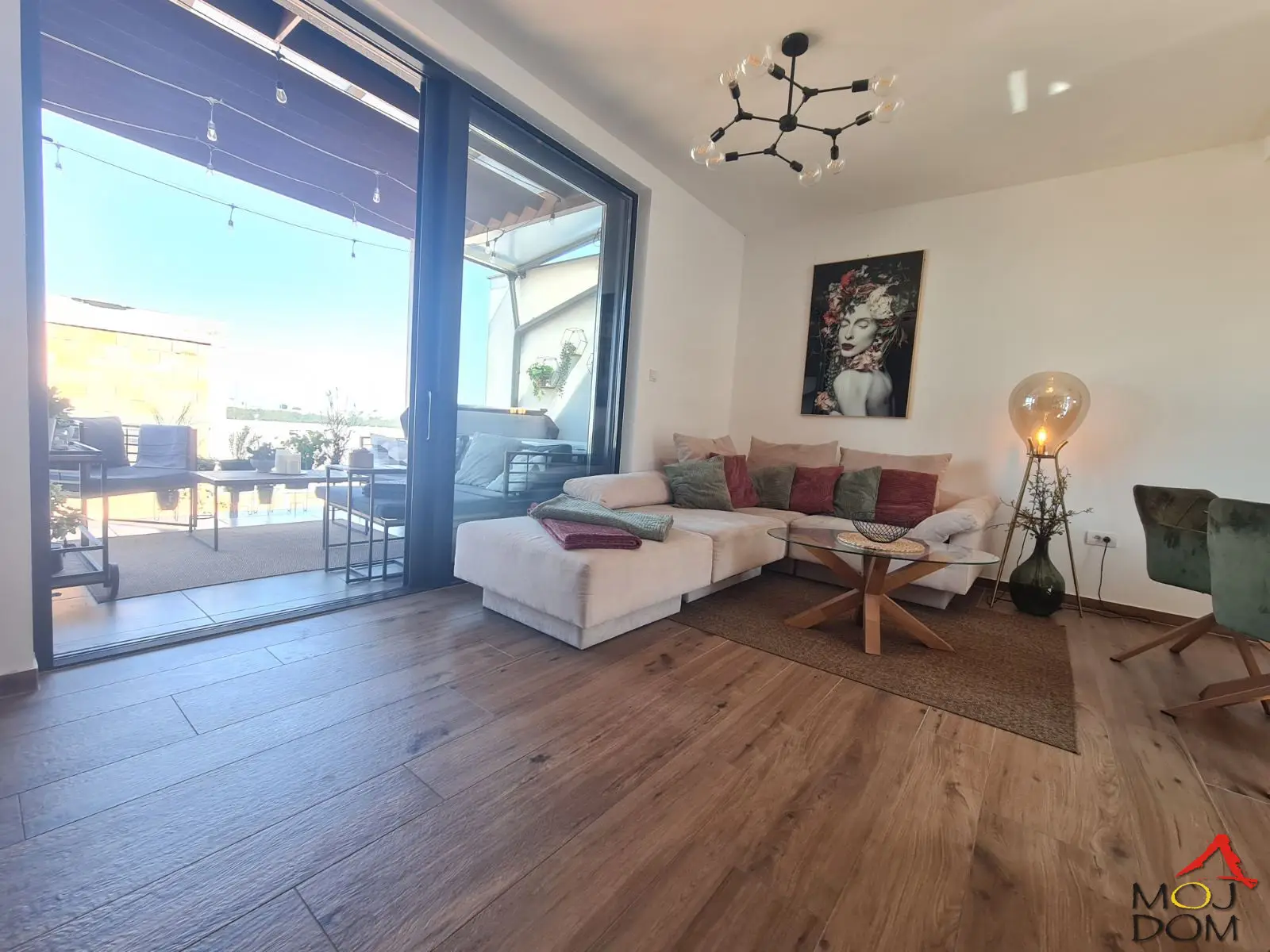 In a well-known and modernly designed complex at Popovica, in a quiet environment of Sremska Kamenica, a luxury duplex apartment with a spacious terrace and a view that covers the Danube and the whole city is for sale. The living area is 82 m², with an additional terrace of