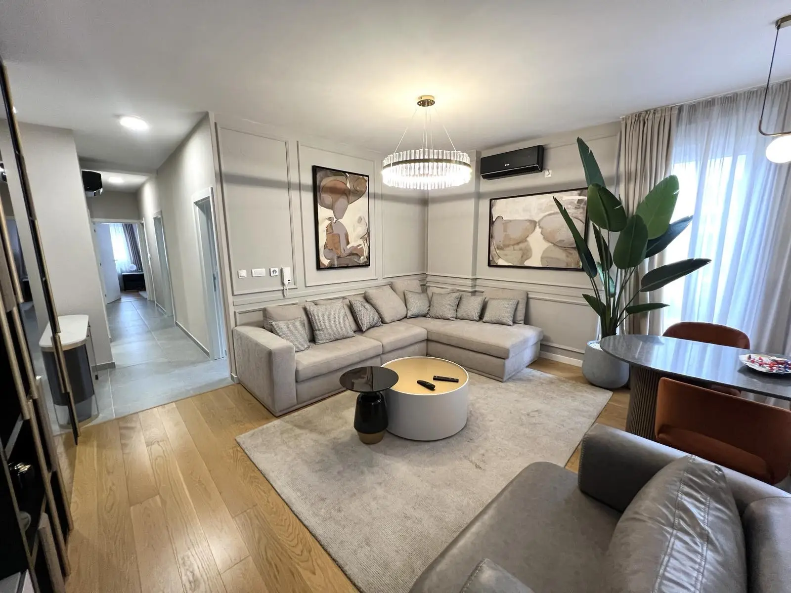 Novi Sad, Cara Dušana. LUXURIOUSLY FURNISHED APARTMENT WITH THREE BEDROOMS AND THE POSSIBILITY TO PURCHASE GARAGE SPACES! The apartment is located in a newer building, on the second floor with an elevator. It is 76m2 and the space is well utilized, with a classic layout