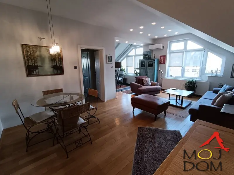 For sale: luxuriously furnished apartment in a good and quiet location, close to the market, grocery store, post office, and sports center (SPENS).
The apartment is bright, spacious, and tastefully furnished, ideal for enjoyment and relaxation.
It features a large bedroom with an American-style wardrobe.