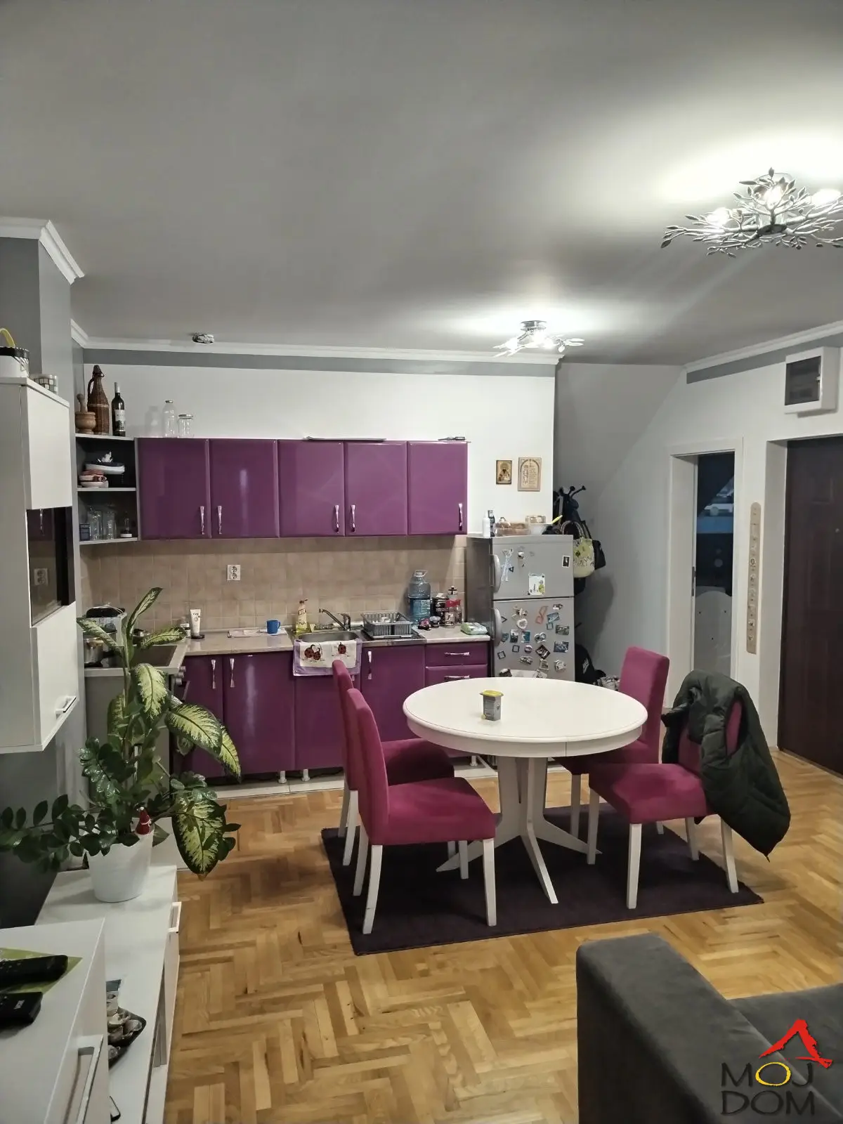 For sale: fully equipped two-and-a-half-room apartment in the quiet Podbara neighborhood, Novi Sad, perfect for families seeking comfort and proximity to important amenities. This spacious apartment has 52 m² of usable area, while the floor area is 62 m², provi