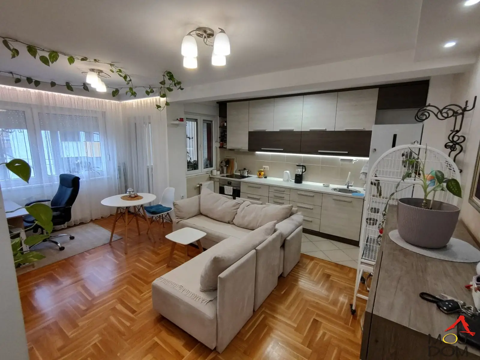 We are selling a beautifully furnished two-room apartment on the first floor of a quality 12-year-old building in Grbavica.

The building has no elevator, is made of brick, and the apartment faces the street on one of the less busy streets in Grbavica.

Fully equip