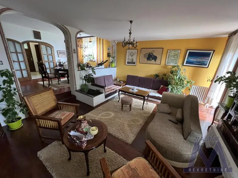 Petrovaradin, Blok Vila. FANTASTIC, WELL-MAINTAINED HOUSE P+II, with excellent basement, garage, and attic. The house is 330m2 on a 228m2 plot. The ground floor is currently used as business premises and has three rooms (offices, rooms)
