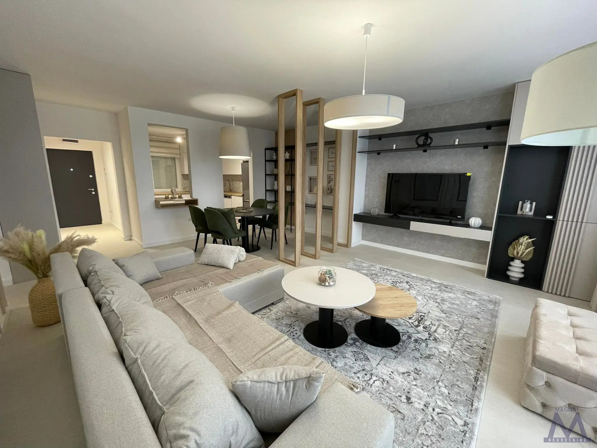 Kać, near Zrenjanin road, UNIMET, Continental, business-residential property for sale with a total of 700 utilized sqm!! The plot covers 570m2, the building itself takes up 450m2. COMPLETELY RENOVATED, NO FURTHER INVESTMENT NEEDED! The property contains