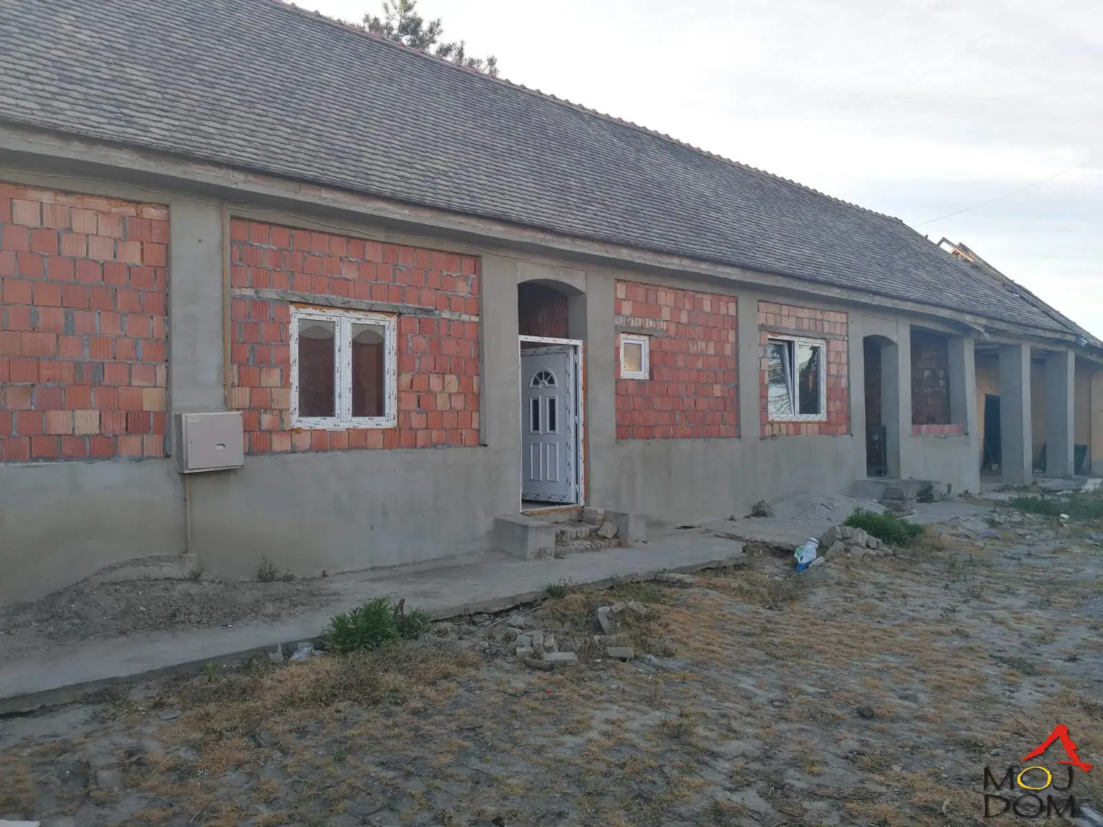 We are selling an older townhouse in Futog, at an excellent location.

The location is ideal as an investment or a future family home.

The property offers many possibilities to future owners with just a bit of creativity and investment.

For