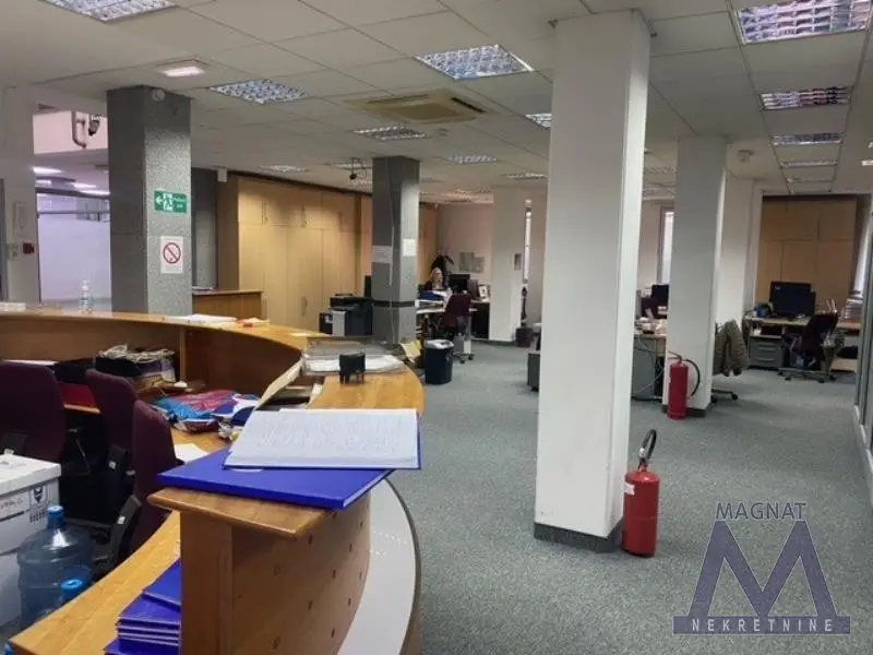 Novi Sad, Bulevar Oslobođenja. OFFICE SPACE FOR RENT! Office space in a business building, open-space character, bright, airy, heated by the city heating plant, with separate entrance and elevator. Equipped with kitchen and two restrooms. There is a possibility