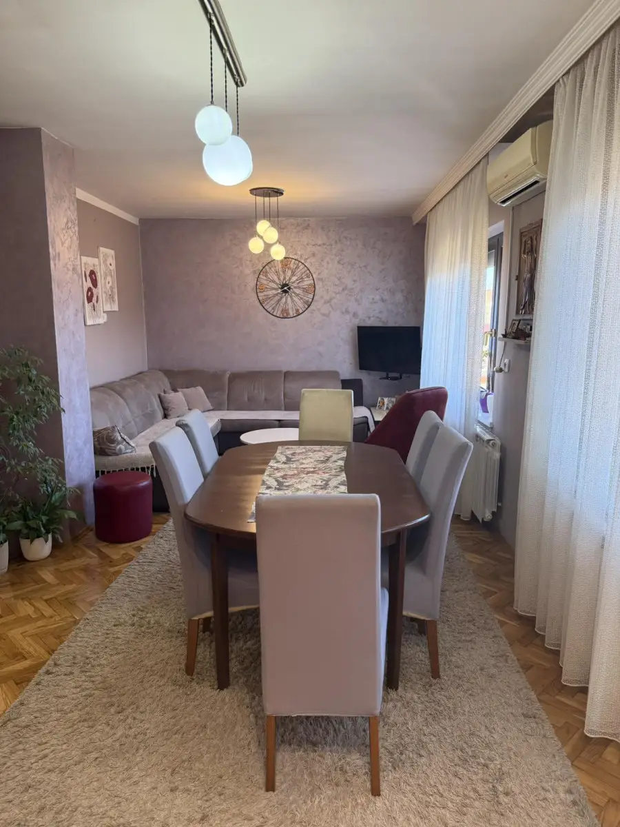 Novi Sad,Veternik,odličan četvorosoban stan od 88m2 , bez apsolutno ikakvih ulaganja.Stan je na spratu kuće,i potpuno
