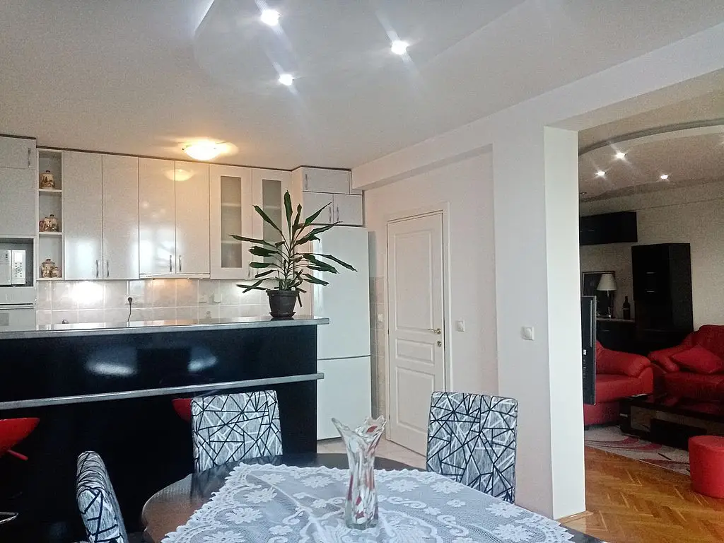 Registered LUX, three-room apartment in a quality newer building on Bulevar. No investment needed. Separate kitchen with dining room