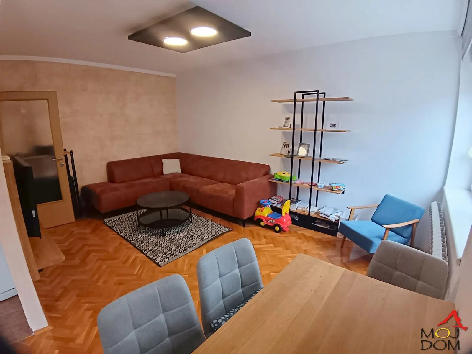 Prodaje se kompletno renoviran, svetao i funkcionalan dvosoban stan od 59 m² na drugom spratu kvalitetne zgrade, smešten u mirnoj i uvučenoj ulici na jednoj od najtraženijih lokacija u Novom Sadu. Stan je odmah useljiv, uknjižen 1/1 i ne zahteva