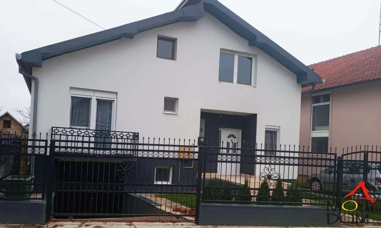 A large family house is for sale in Temerin, fully renovated and ready to move in immediately, with no additional investments required. The house is sold fully furnished, so the buyer only needs to bring personal belongings. The property has 165 m² of living space.