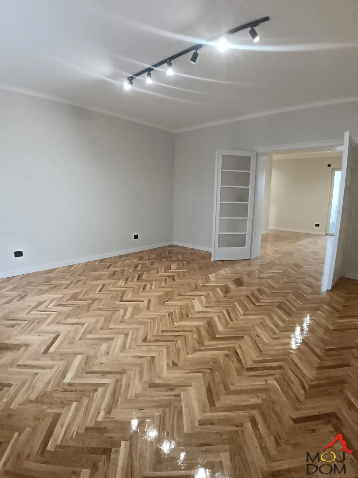A fully renovated salon apartment is available in the city center, just 200 meters from the pedestrian zone. The apartment is located in a quiet one-way street, in a building with a basement, and has dual orientation, ensuring plenty of natural light throughout the day.