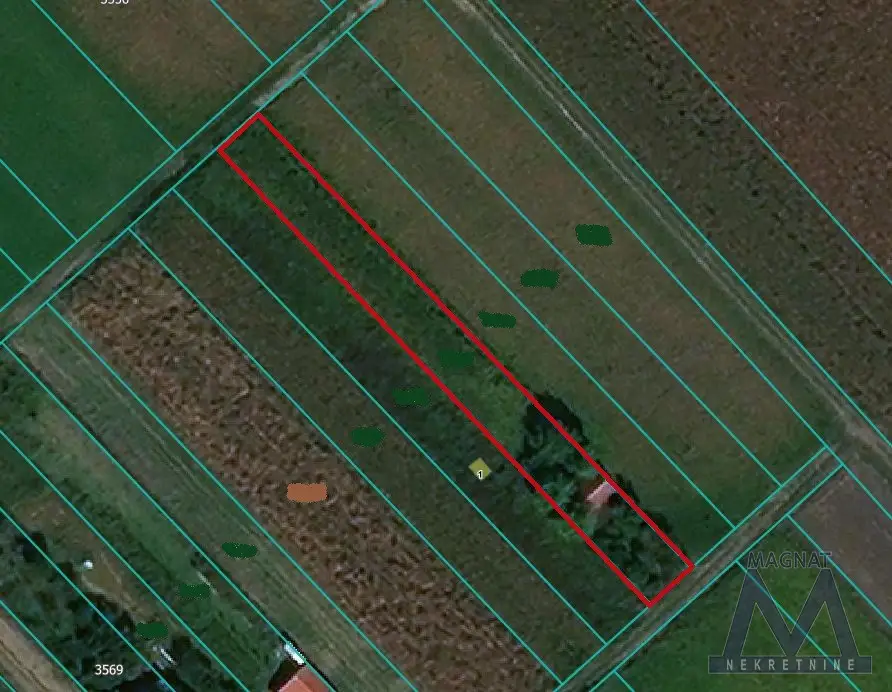 Rumenka, 1 km from the main road to Kisač, registered agricultural land for sale of 936m2. Frontage 10m. Fully fenced on all sides. Opens onto two streets. With fruit trees. There is also a masonry building of 22m2 consisting of two rooms.