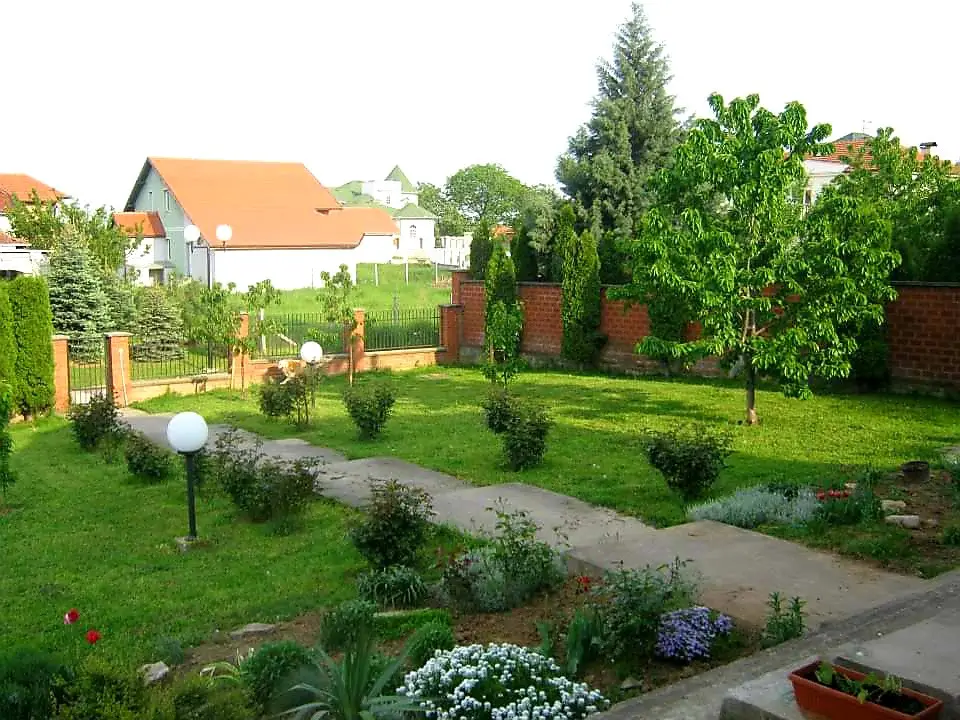 Family house in the most beautiful and quietest part of Tatarsko brdo. Part of the plot borders on the forest. The house consists of: