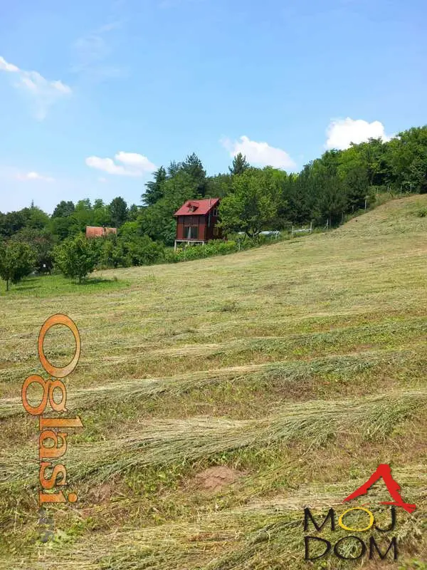 Prodaje se vikend plac u naselju Dumbovo, opština Beočin, 1500m2. Pored placa prolazi struja, voda, gas.Graniči se sa nacionalnim parkom Fruška gora. Zemljište se nalazi u vikend zoni dozvoljena izgradjenost je 30procenata