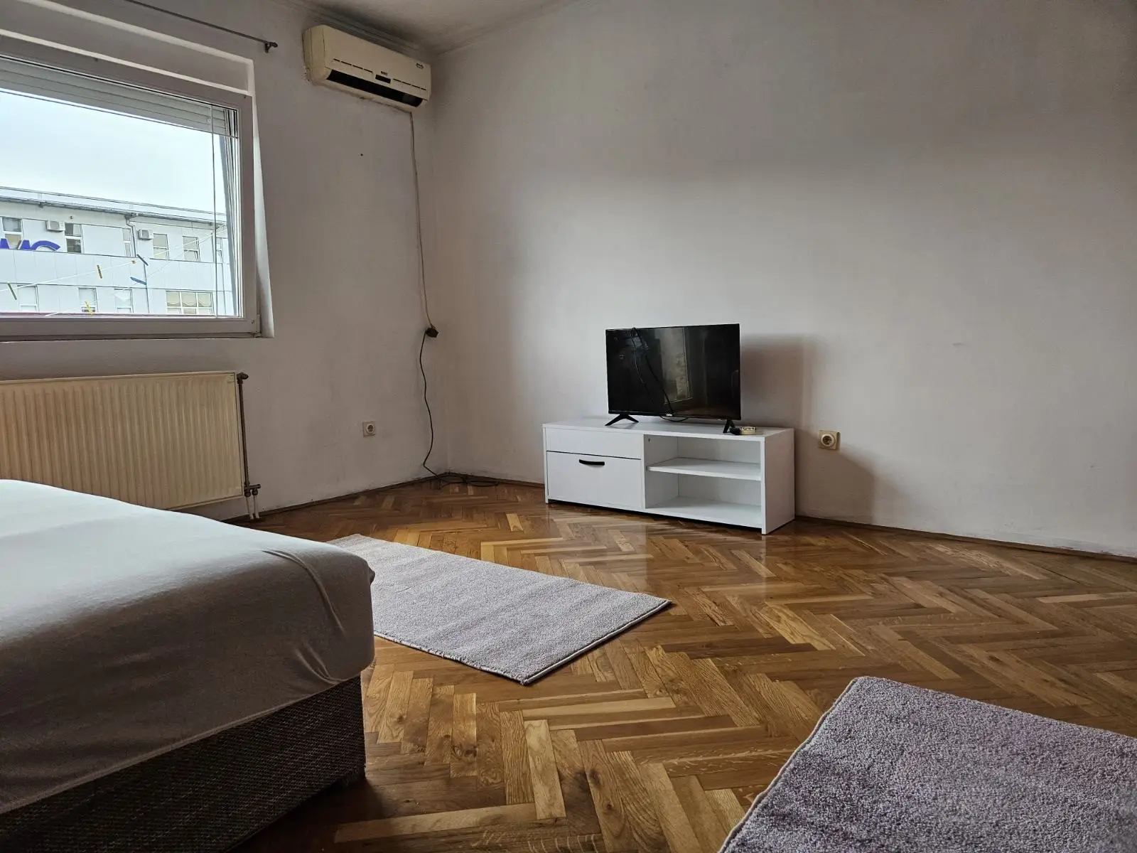 NOVI SAD. GRBAVICA. TWO-ROOM APARTMENT. The apartment is renovated and fully equipped. (Svet nekretnine, Novi Sad, Reg. no. 405)