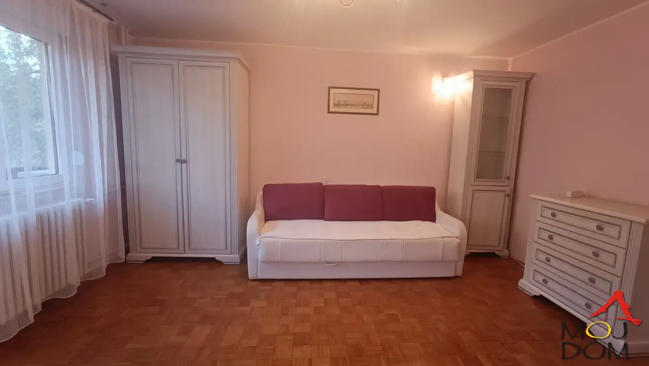 Potpuno renoviran i opremljen dvosoban stan za izdavanje. Lokacija Banatić, u blizini Sajma. Dvostrano je orijentisan, sa terasom na uličnoj strani i okružen zelenilom, u mirnom delu grada, ali odlično povezan svim saobraćajnicama.  Odmah uselji
