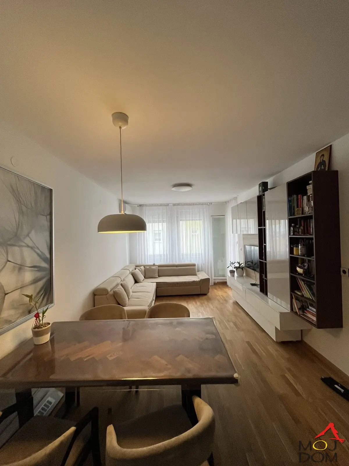 We are selling an extremely attractive and spacious two-and-a-half-room apartment in the luxurious Kraljev Park neighborhood, right next to the railway station in Novi Sad. The apartment is registered at 62m² and exudes functionality and style. The spacious living room with access to the