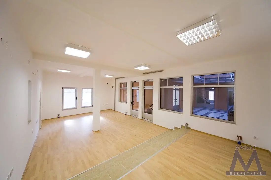 Novi Sad, Center, pedestrian zone – retail unit of 52 m2 in the atrium of a residential-business building. Possibility to divide into two smaller retail units, each with a separate entrance! Low monthly utility costs – electric heating. The unit comprises: spacious room – open