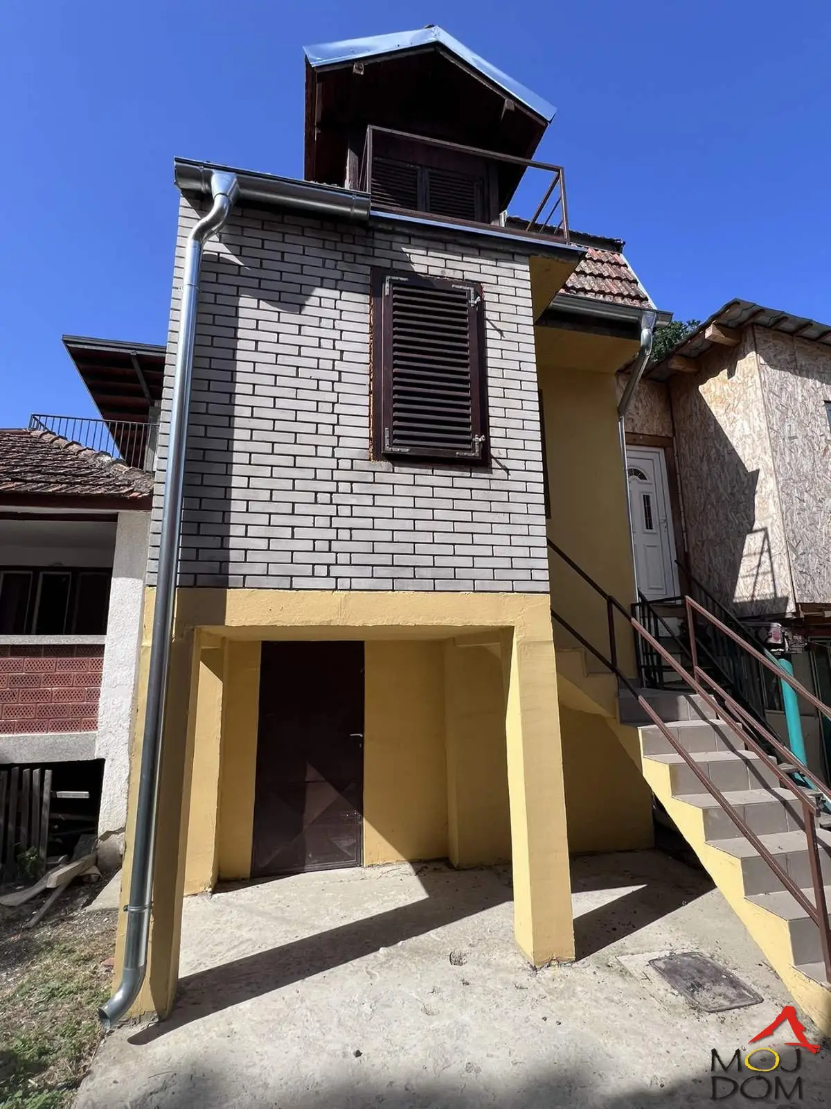 Weekend house at Kamenjar 1
Moj Dom agency is selling a multi-story weekend house at Kamenjar, located in the second row from the Danube. The property requires investment and can be arranged according to your own wishes and needs. Heating is currently on solid fuel, with the
