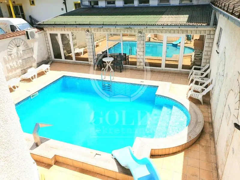 HOUSE-POOL-COMPANIES-YARD-PARKING 1600e ID#5480