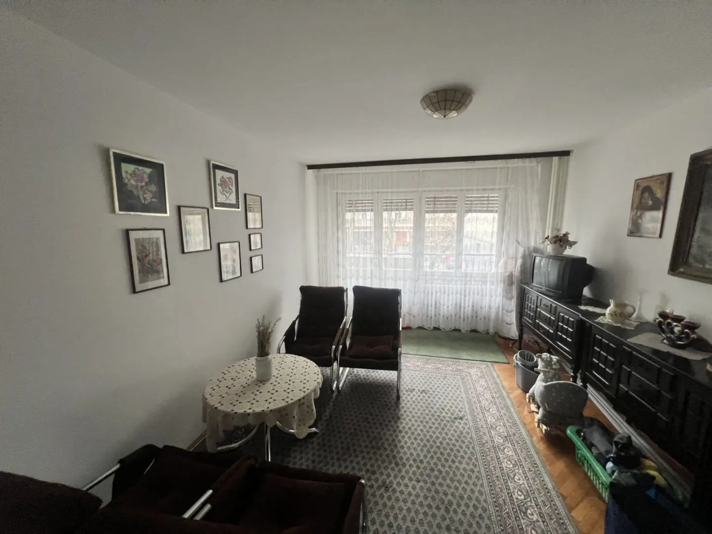 Novi Sad, Center, comfortable three-room apartment in original condition, dual aspect, on the first floor of the building, two terraces.