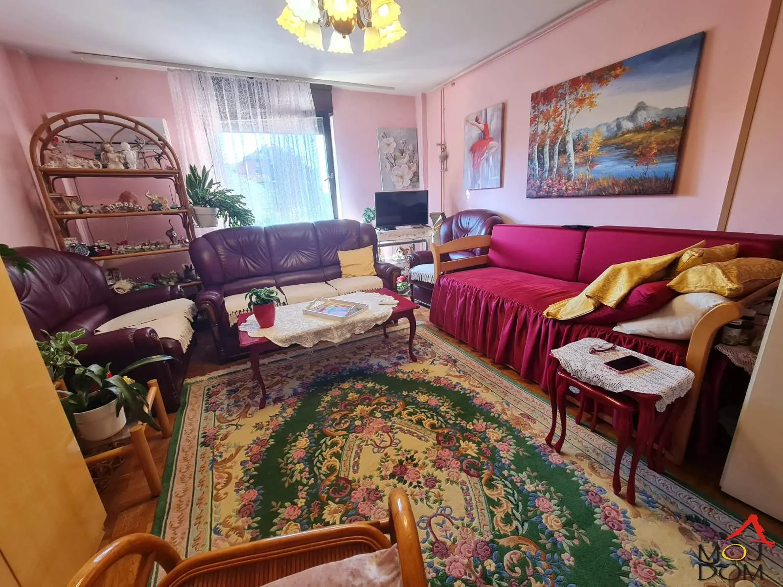 Discover your new home in Novo Naselje in the Šarengrad area! We offer you a comfortable one-and-a-half-room apartment of 46m2 with an excellent layout. The apartment is on the third floor and has dual orientation, which provides plenty of natural light. Enjoy the spa