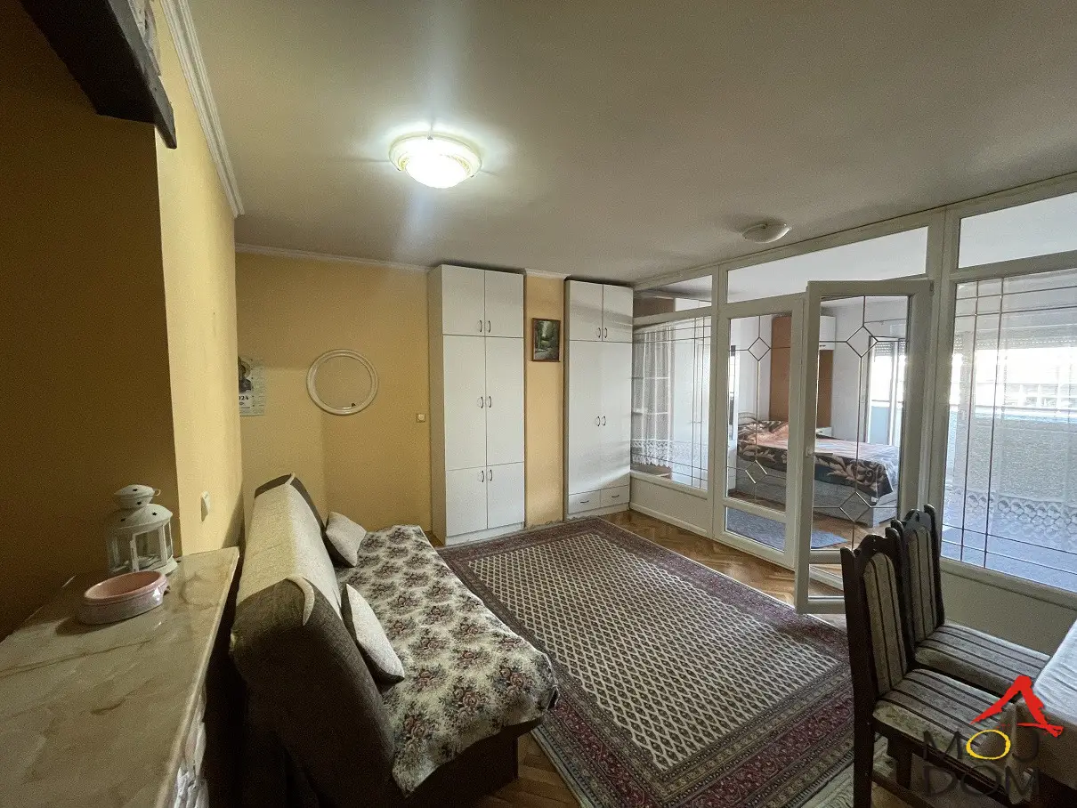 For sale is a functional two-room apartment of 53m², located on the 2nd floor of a building with an elevator, in one of the most sought-after areas of Grbavica. The apartment is fully furnished and immediately move-in ready.
It consists of a living room, a bedroom with access to the terrace, kitchen