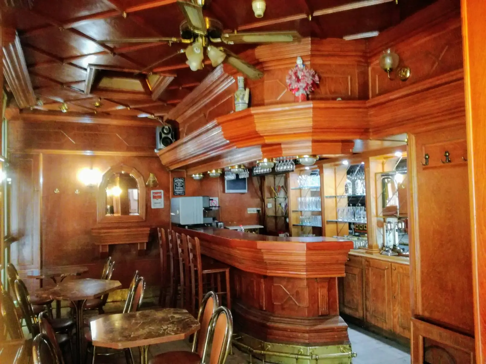 Novi Sad, Novo Naselje, operating retail space for sale with complete inventory, two restrooms...Has a garden (Bomil Real Estate