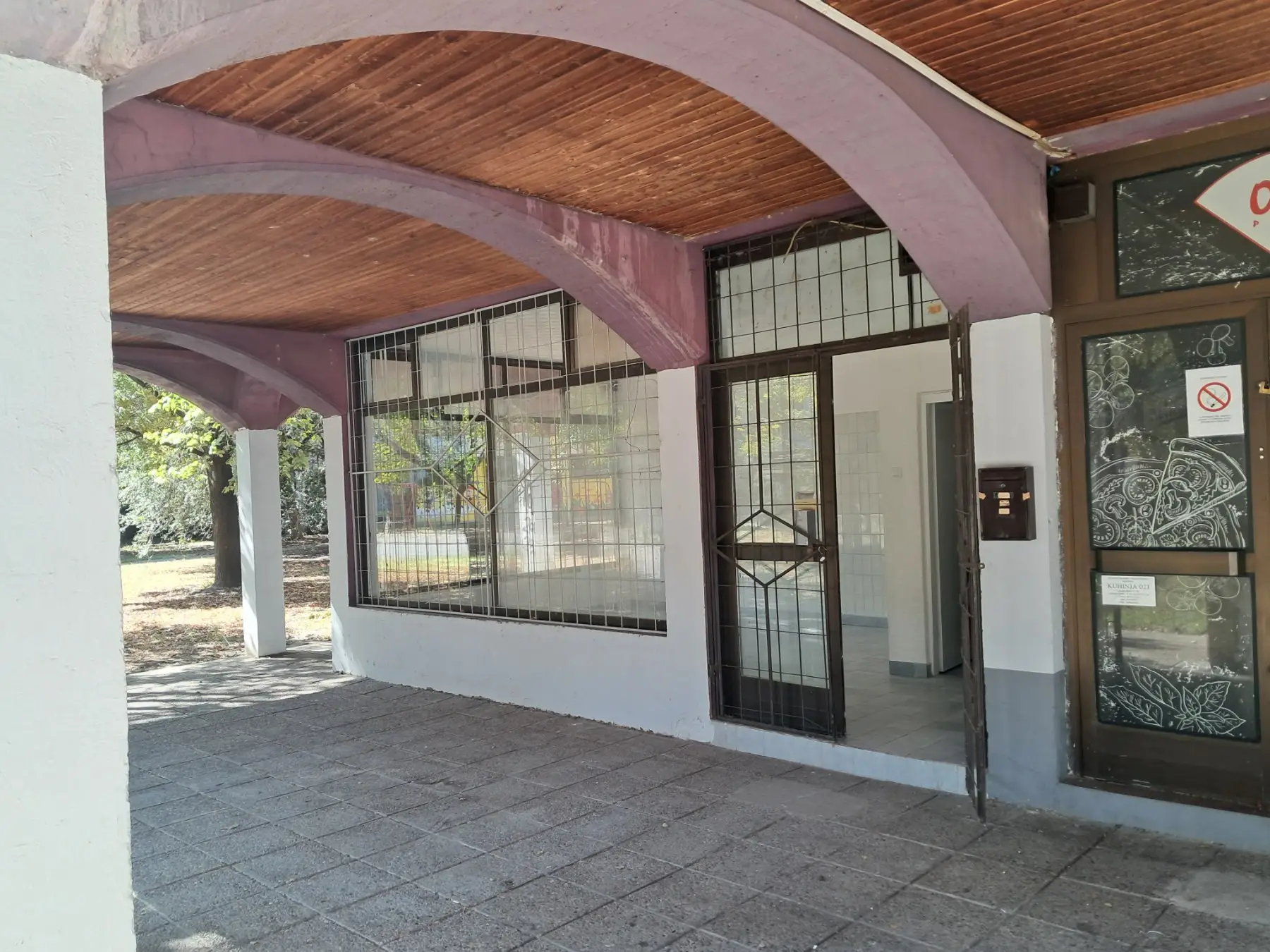 Novi Sad–Novo Naselje, towards Detelinara, opposite the “Lidl” hypermarket, surrounded by green areas, a children's playground and