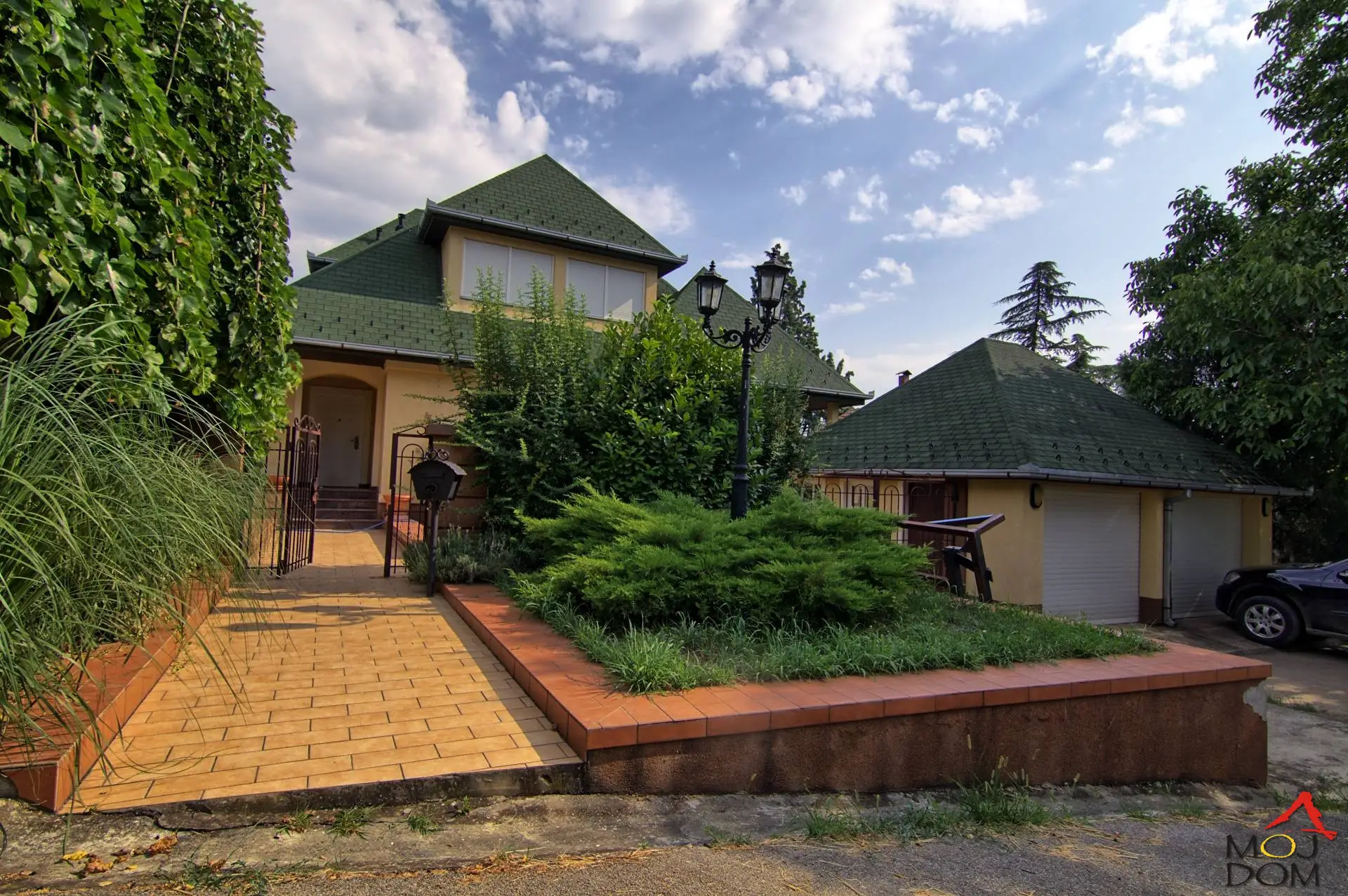 Welcome to an exclusive house in a quiet area of Sremski Karlovci, near Dvorska Bašta. This home offers a unique opportunity to enjoy top-quality living, providing you a hedonistic lifestyle in one of the most beautiful parts of Sremski Karlovci.