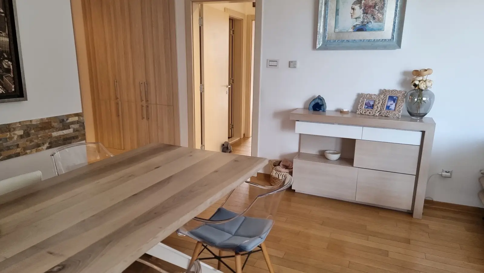 <p>Novi Sad, Telep, beginning of the street closer to Liman</p><p>apartment of 107 m2 and a studio of 28 m2 for rent, each with separate</p>