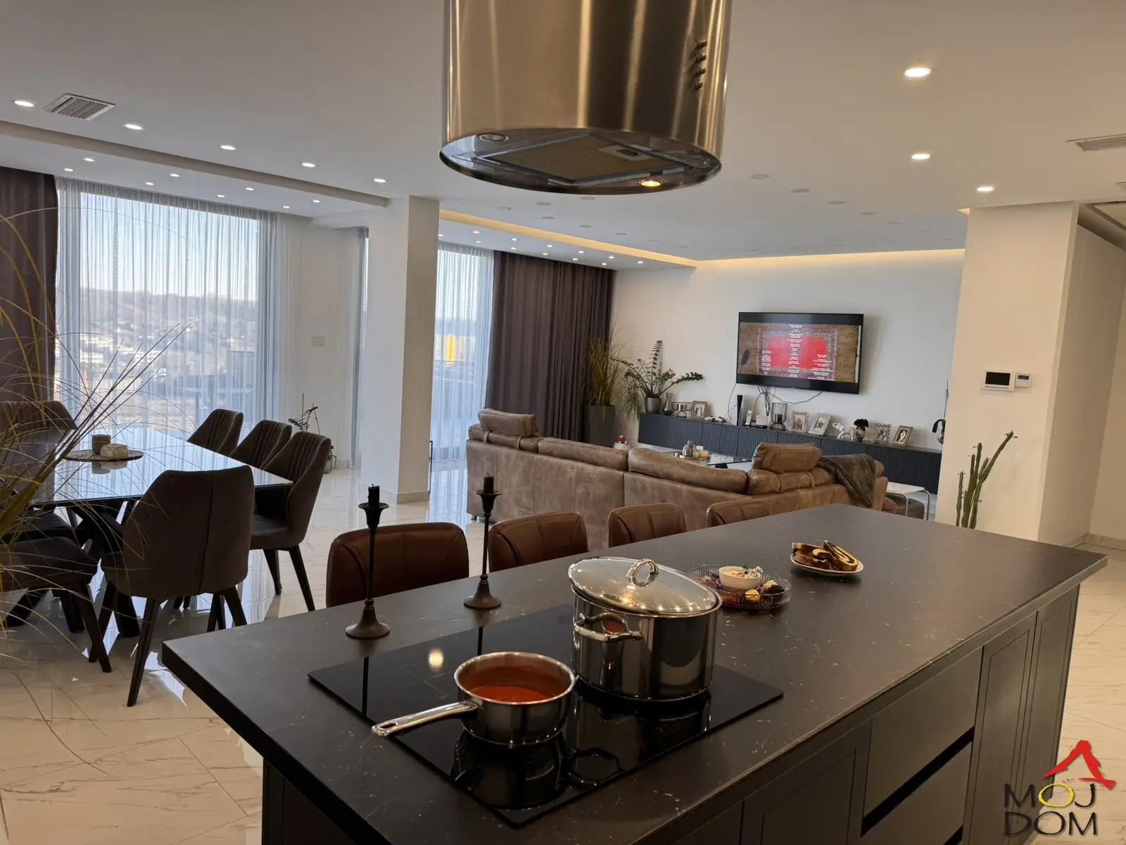 Luxury house on Tatarsko Brdo – a blend of modern comfort and privacy

In the quiet and elevated location of Tatarsko Brdo, surrounded by greenery and discreet neighbors, stands this exceptional family house of newer construction, built in 2021,