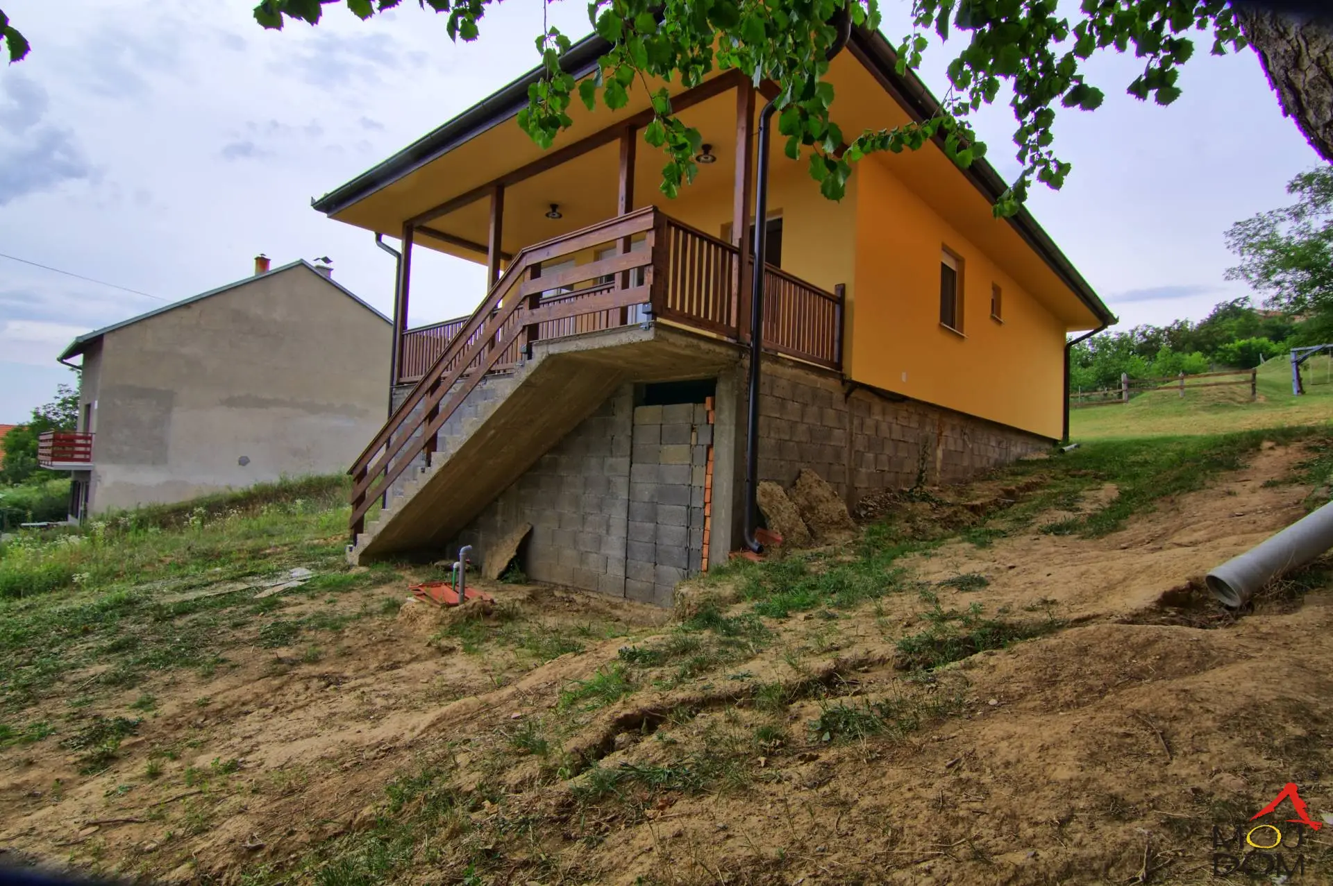We are selling a brand new house in Podvezirac, situated on a 423 m² plot. This beautiful house has a gross area of 110 m², with a net living space of 93 m². The house boasts a 14 m² terrace with a spectacular panoramic view