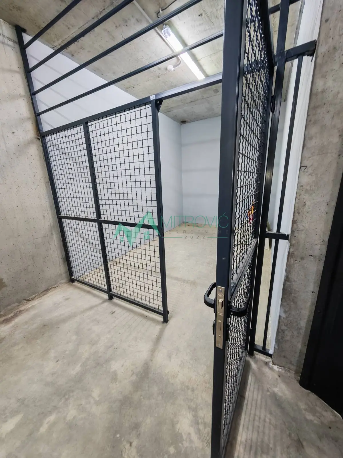 Salajka. Garage space and storage in a new building!