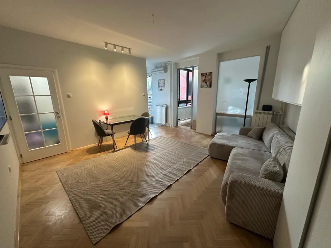 Novi Sad, Center, Completely renovated, arranged three-room apartment in the very center of Novi Sad. The apartment has a comfortable living