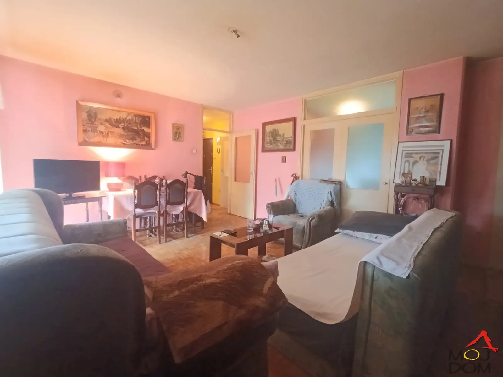 We are selling a spacious two-room apartment in an excellent old-building in Novo Naselje.

Located in one of the most beautiful parts of the city, with large courtyards between buildings made of red facade brick, plenty of free parking spaces, wide streets and
