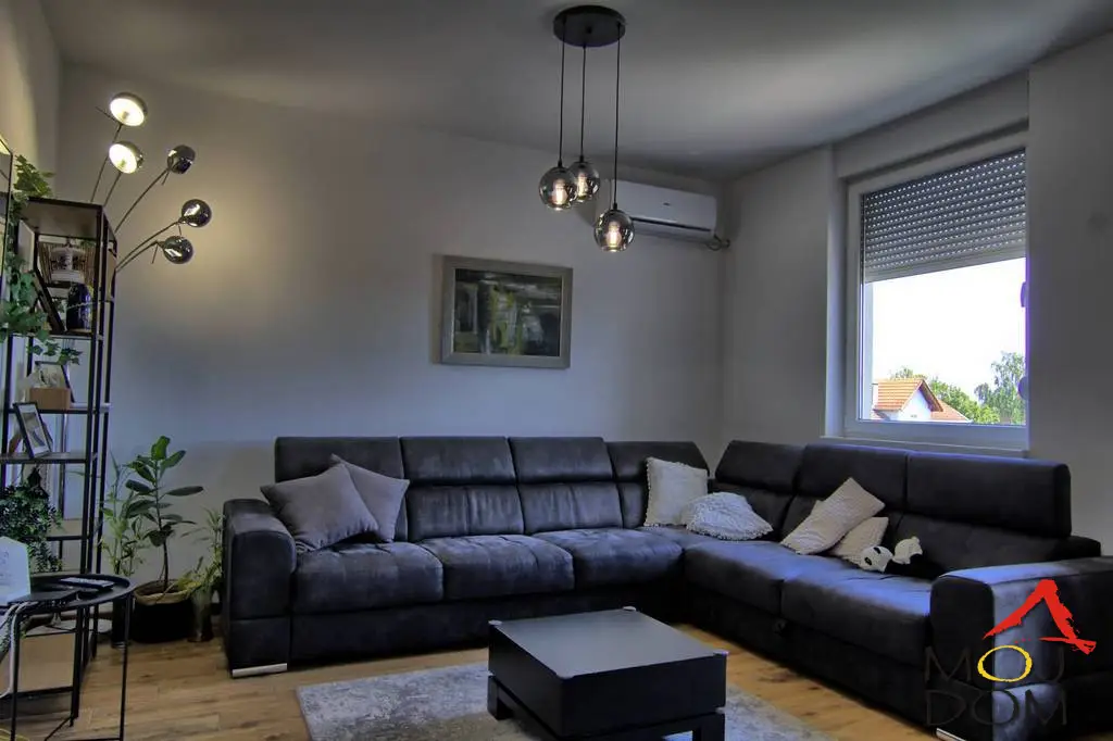 For sale is an excellent four-and-a-half-room family apartment in a mini villa. It is located on the 2nd floor in the attic, oriented on four sides, and is the only apartment on that floor. The building has only five apartments. There is a yard for tenants behind the building as well as a garage