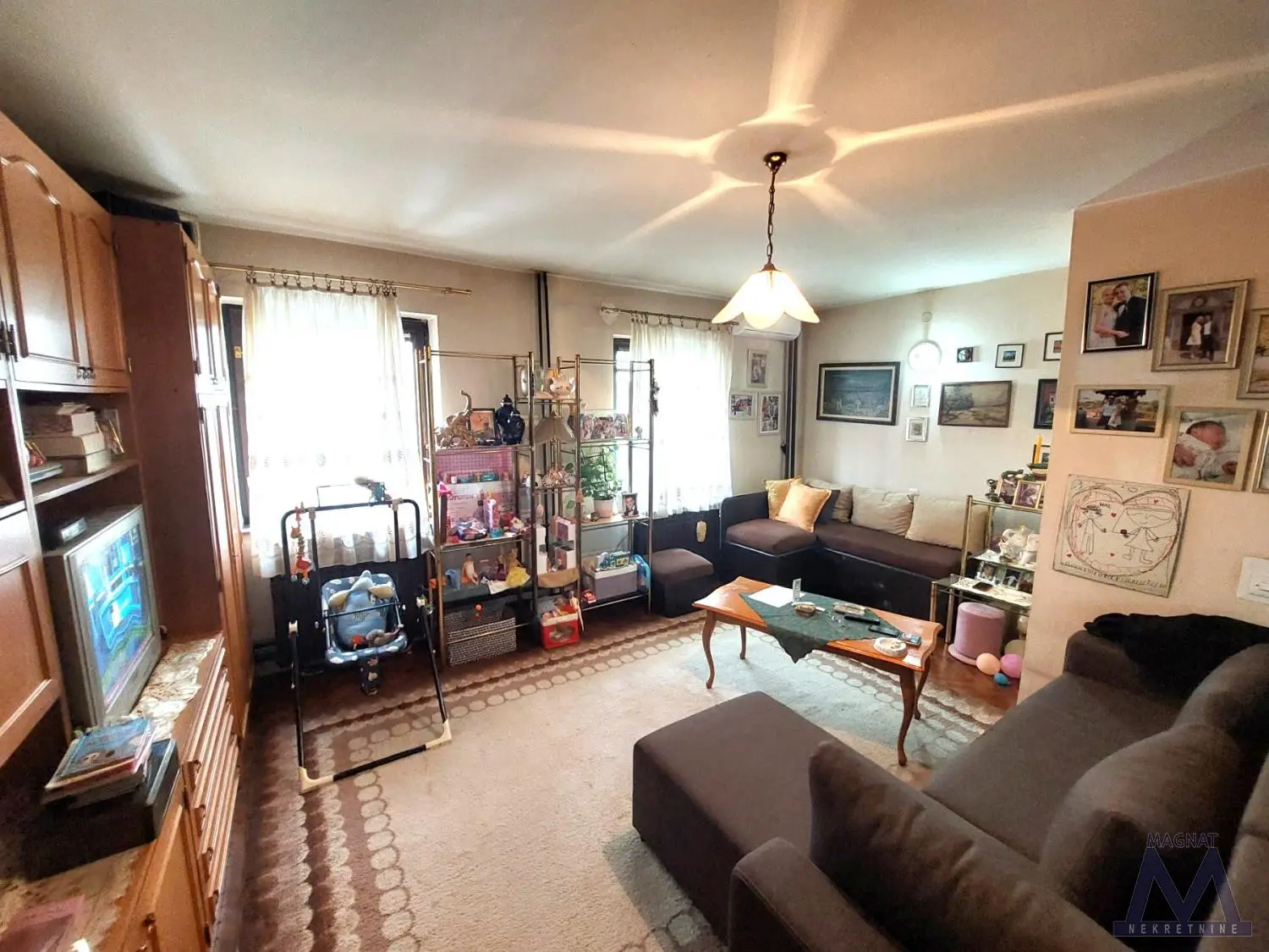 Novi Sad - Grbavica, street-facing part of a house on two levels for sale, move-in ready, registered. In the lower part: hallway, large living room with kitchen and dining area (with access to terrace with storage) and toilet. Upstairs are two bedrooms and a bathroom