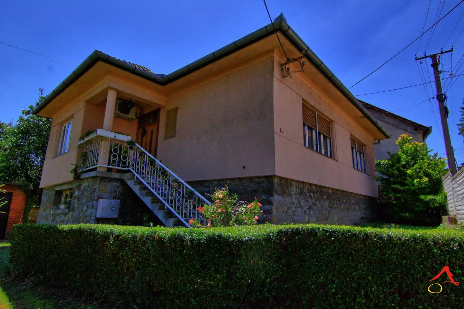 Family house for sale in the very center of Sremski Karlovci.
Located on a plot of 462 m2, with plenty of greenery, both on the property and in the surrounding landscape opening to the south, towards Stražilovo. The house is near the gymnasium building