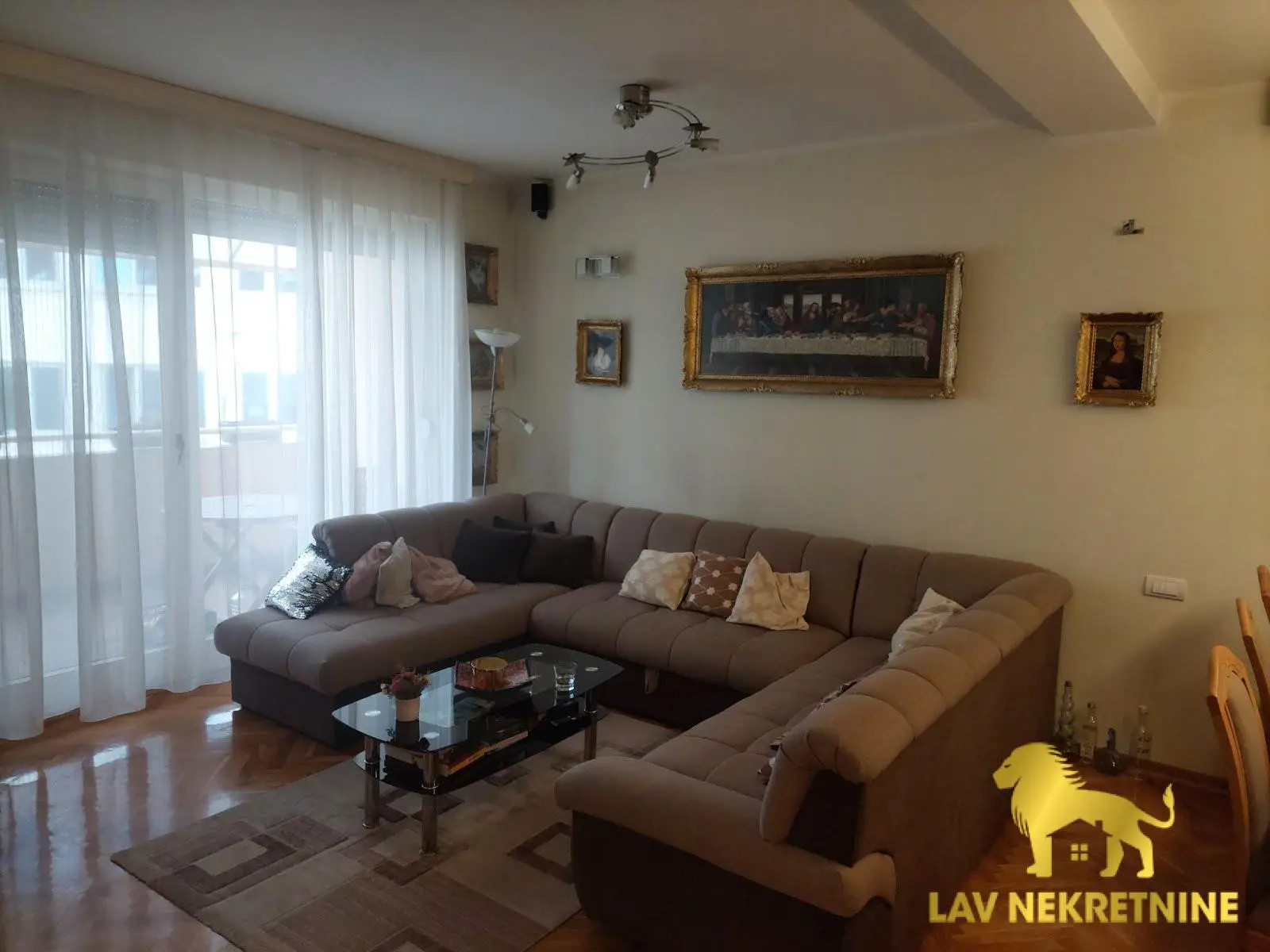 TRIPLEX FOR SALE AT A TOP LOCATION. TRG KOMENSKOG. IT IS POSSIBLE TO BUY A GARAGE OF 23m2 WITH THE APARTMENT.