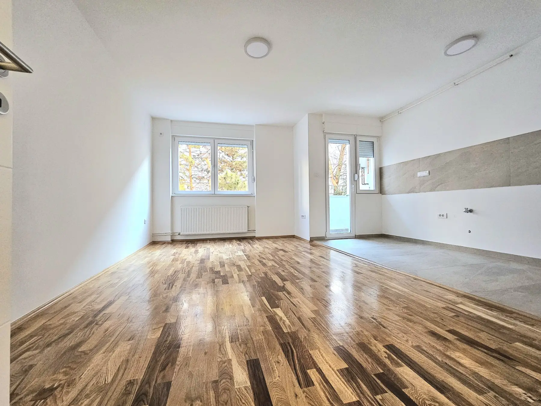 <p>Novi Sad, Adamovićevo Naselje. The apartment is completely RENOVATED. New oak parquet was installed, and new granite ceramic tiles</p>