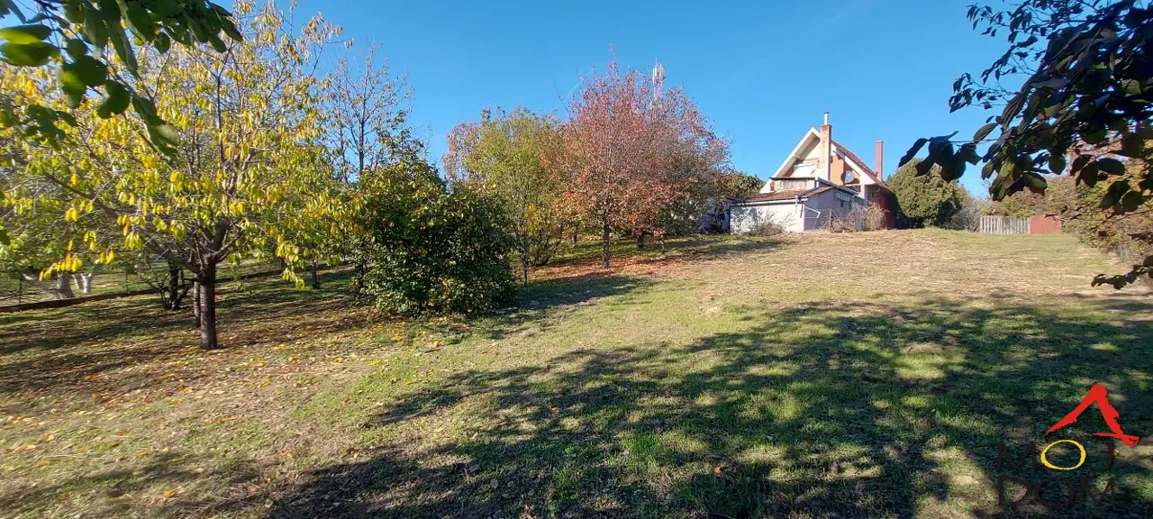 Weekend house in Čortanovci. Moj Dom agency presents an excellent weekend house in Čortanovci in a beautiful location. The property is registered and covers an area of 75m2 at the base, located on a plot of 1884m2 (about 19 ares). It has three-phase electricity, gas, and drinking