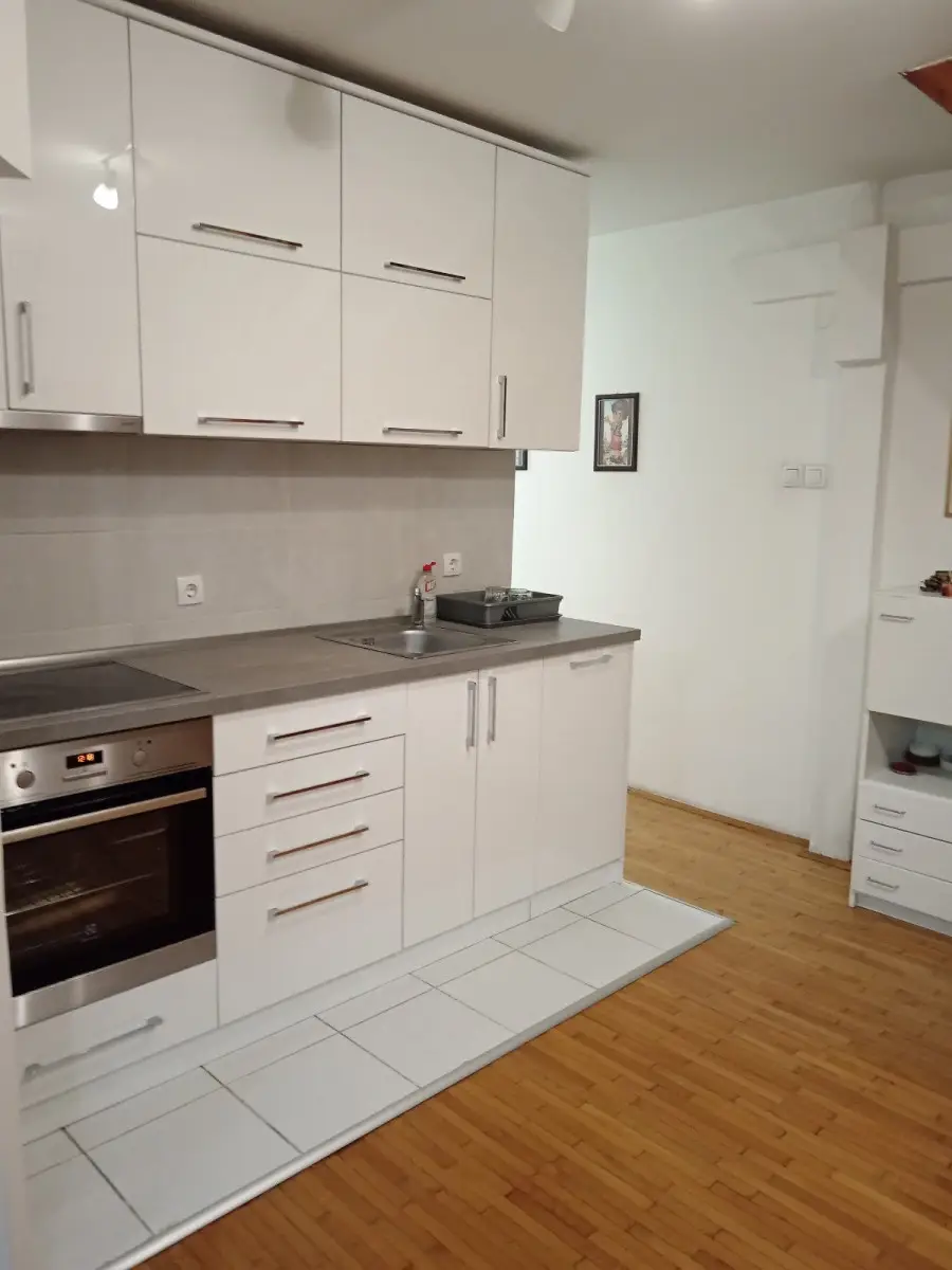 <p>Novi Sad-Nova Detelinara</p><p>An apartment of 57 square meters is for sale on the second floor in an added floor to an older building. The apartment is d